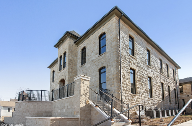Building Photo - 220 E Illinois St