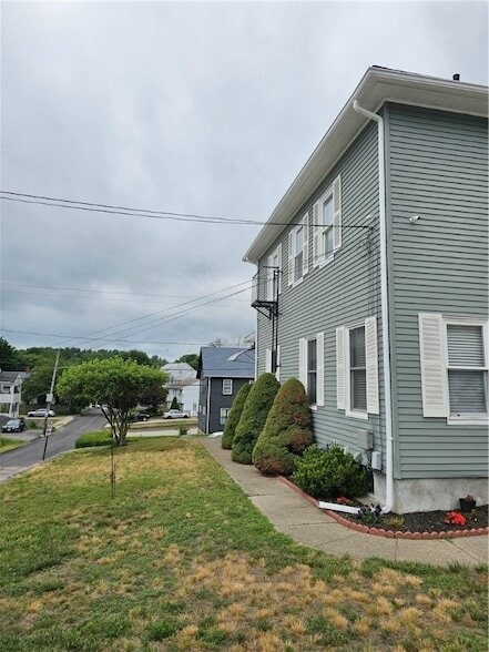 Building Photo - 37 Pleasant St