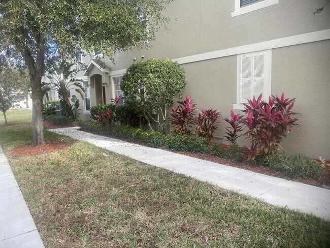 Building Photo - Townhome with 2 car garage and 3 bedrooms