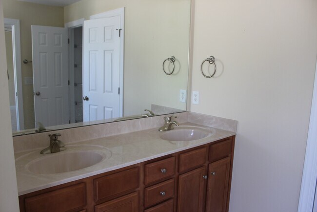 Building Photo - 585 Canvas Drive