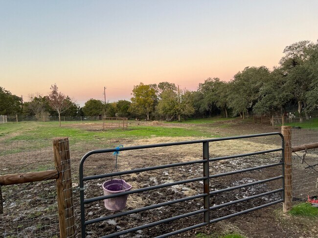 Foto del edificio - 23970 Cavern Oak