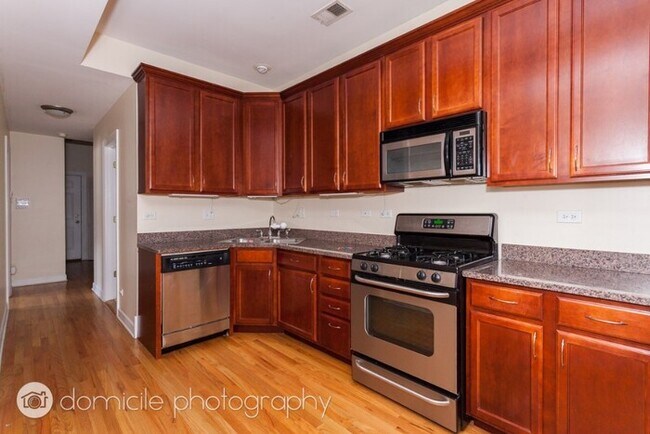 Building Photo - 834 N Marshfield Ave