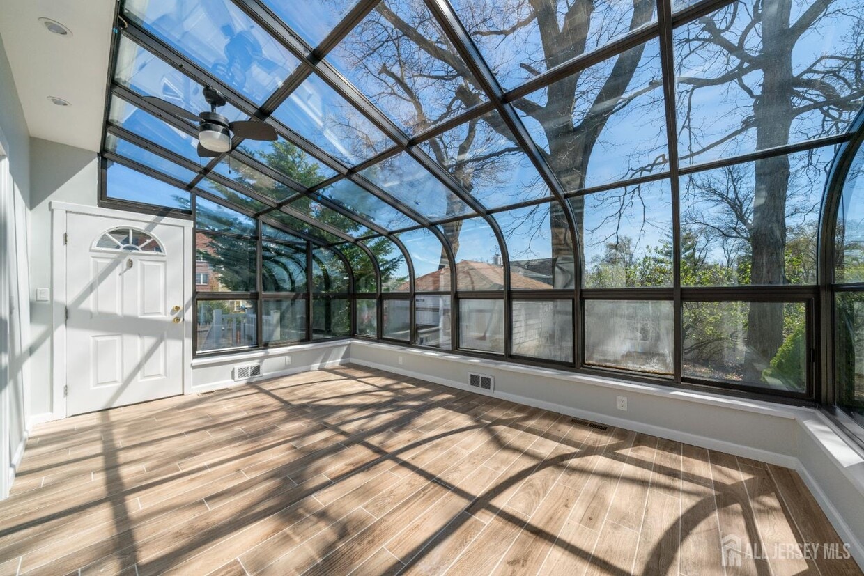 Foto principal - 657 Amboy Ave