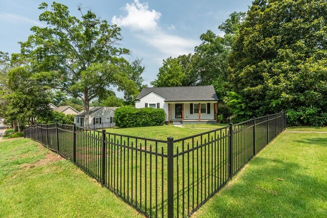 Foto del edificio - Charming 3BR/2BA Ranch in Prime Raleigh Lo...