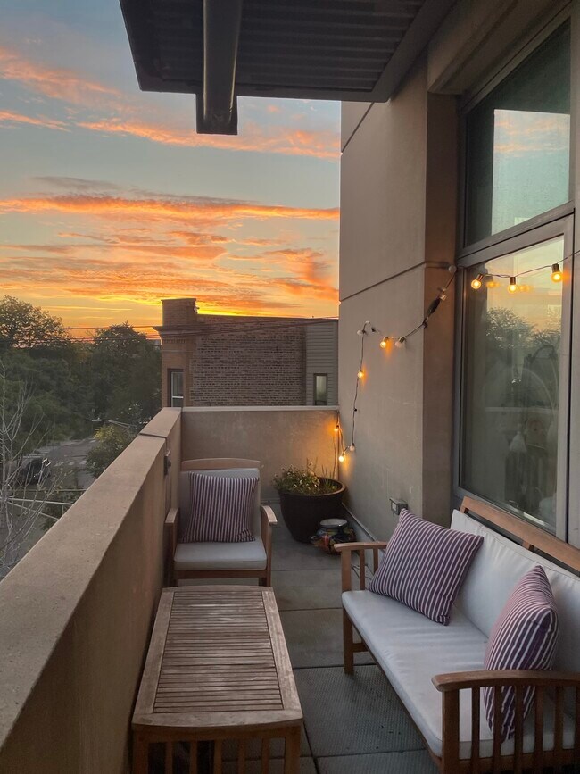 Terraza de 10,6 metros (35 pies): ¡solo los apartamentos del cuarto piso cuentan con estos balcones excepcionalmente largos! - 1000 W Leland Ave