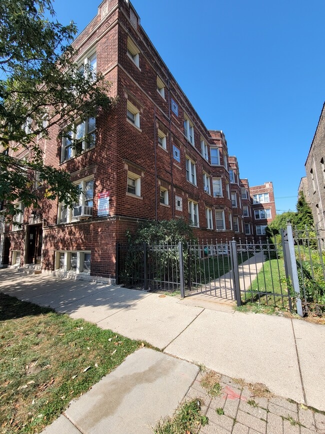 Building Photo - 944 W Cuyler Ave