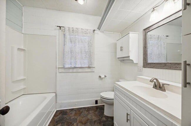 Building Photo - 1317 Columbus Rd