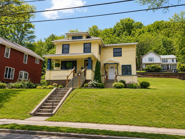 Foto del edificio - Four Bedroom Single Family Home in Bradford PA! Off Street Parking!