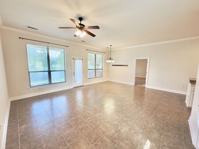 Foto del edificio - Lakefront Charm Near LSU – 3 Bed, 2 Bath w...