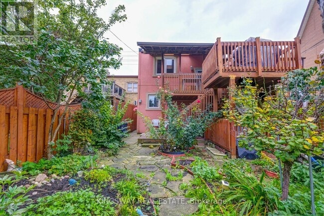 Photo du bâtiment - 213 Royal York Rd