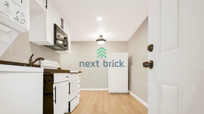 Foto del edificio - *LOWER UNIT ONLY, UPPER UNIT IS OCCUPIED* ...