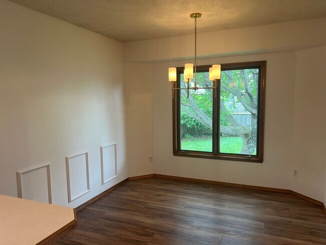 Foto del edificio - 3 Bed / 2 Bath in heart of Springfield