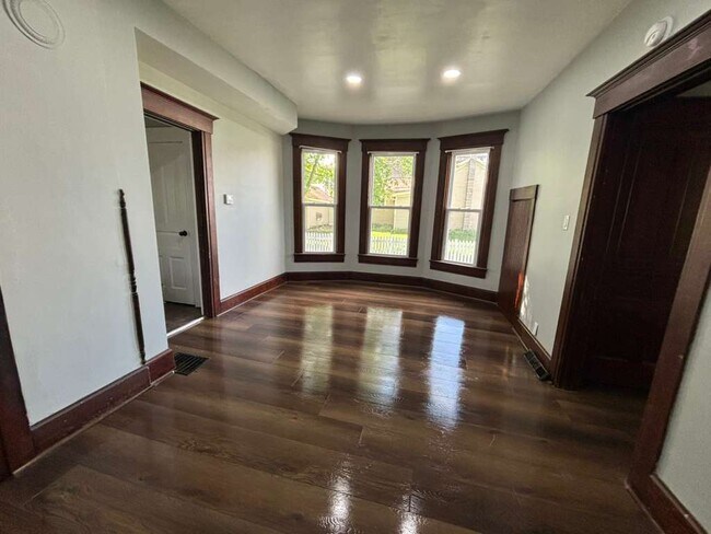 Foto del edificio - 1376 W Main St