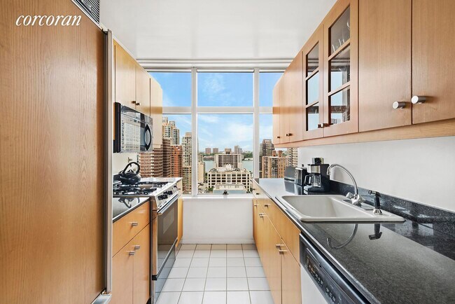 Building Photo - 160 W 66th St