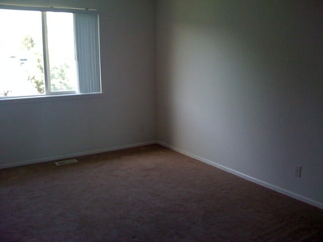 Building Photo - Very Nice 2 Bedroom, 2 1/2 Bath Townhome in Quail Run! Community Pool & Tennis Courts! Minutes To...