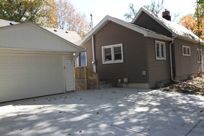 Building Photo - 1429 W Edwards St