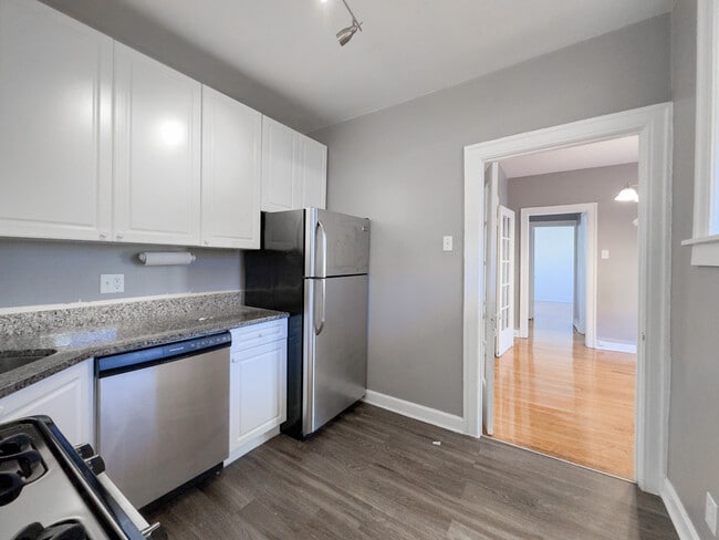 Building Photo - 630 W Stratford Pl