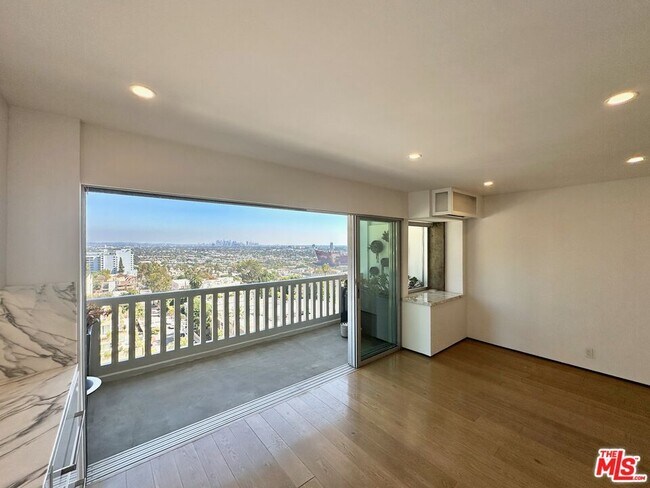 Building Photo - 999 N Doheny Dr