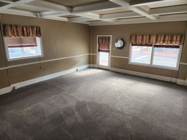 ¡¡¡SALA DE ESTAR ENORME!!! - 601 Delaware St