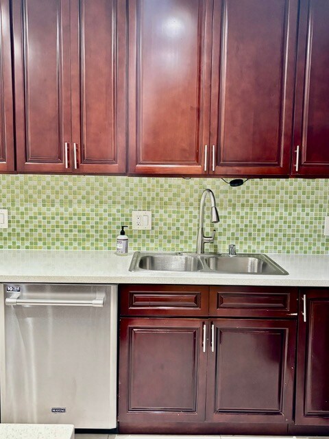 Foto del edificio - 2488 Beachwood Dr