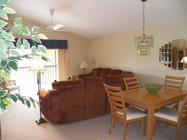 Building Photo - 2080 Oakridge Cir