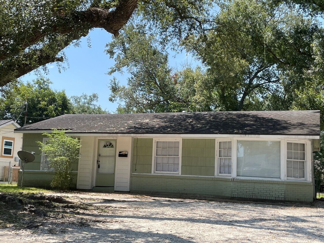 Primary Photo - Home for rent in Lake Charles!