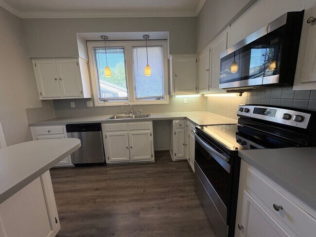 Foto del edificio - Large 2 Bedroom 2 Bath Condo in the Forest Oaks Community!!