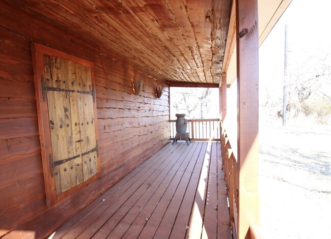 Foto del edificio - FOR LEASE! Unique 2 BR - 1 BA cabin in on ...