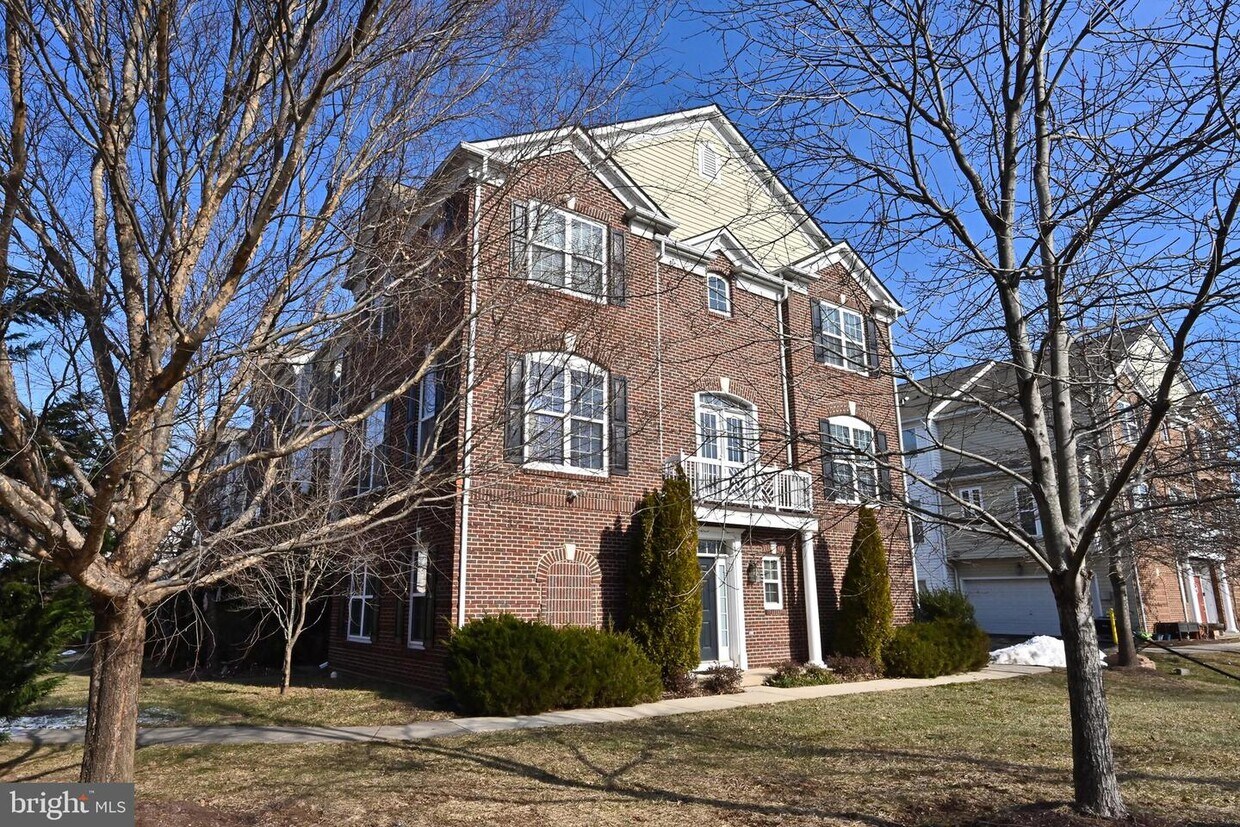 5102 Village Fountain Pl, Centreville, VA 20120 Townhome Rentals in