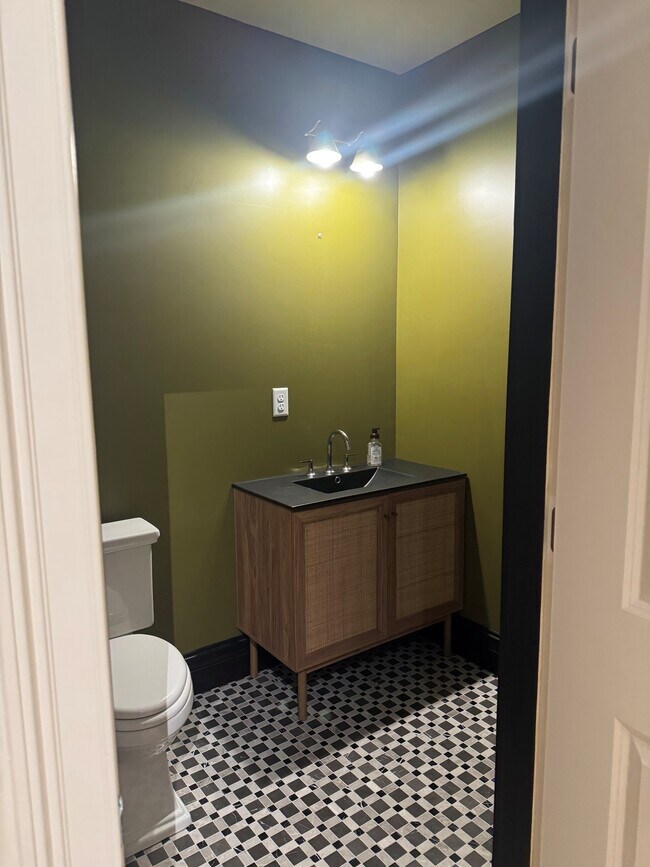 Foto del edificio - 319 W 9th St