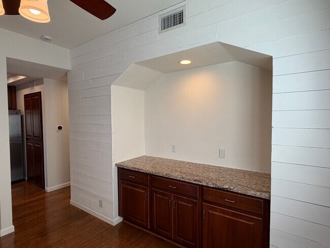 Foto del edificio - Very Private Carriage Unit Available Now!