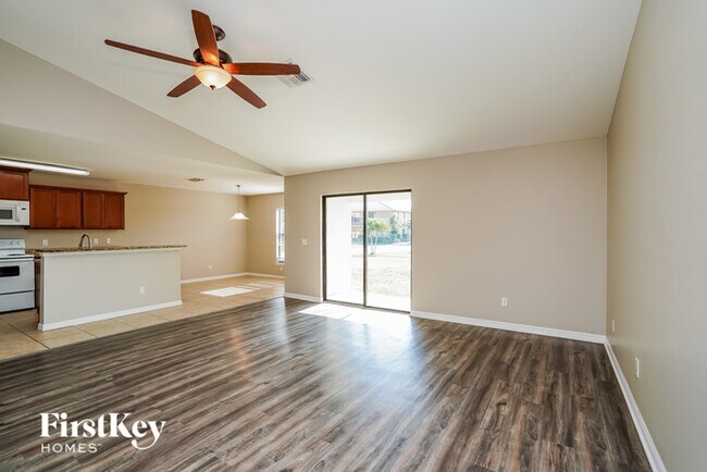 Building Photo - 2203 SW 11th Ct