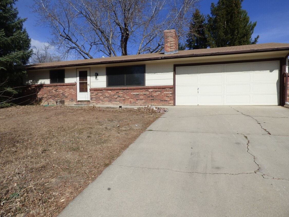 Adorable 3 bedroom, 1 bath in Longmont Estates, fenced back yard, 2 car garage - Adorable 3 bedroom, 1 bath in Longmont Estates, fenced back yard, 2 car garage