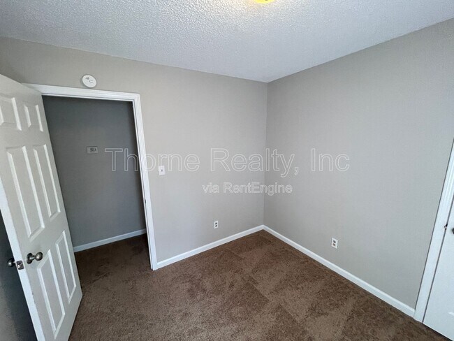 Foto del edificio - 406 E Northern Blvd