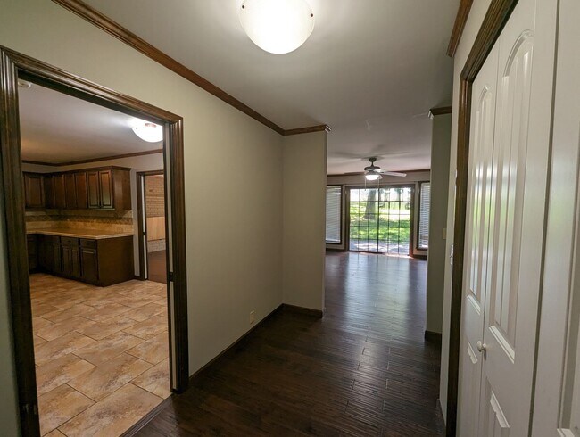 Building Photo - Luxurious 3/2 Next to the Golf Course and ...