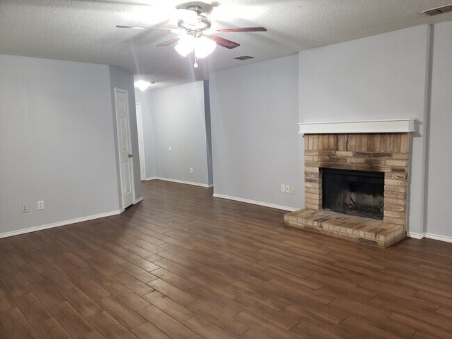 Building Photo - Beautiful Home For Rent