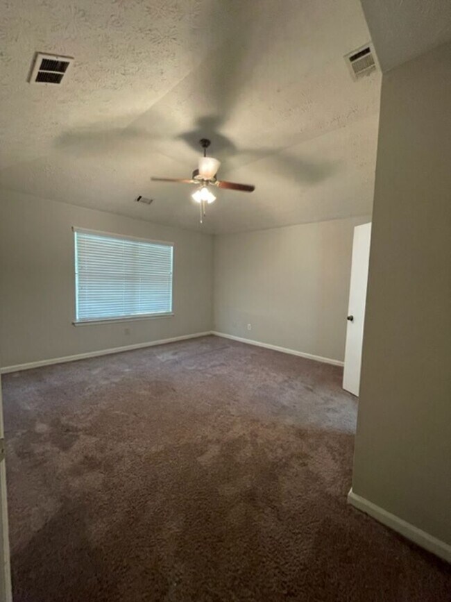 Photo - 3 Bedroom Home Available !