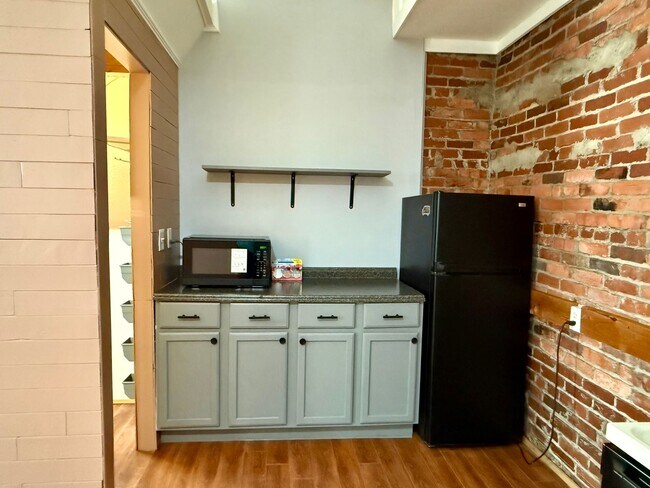 Foto del edificio - Immaculate Studio Apt. w/All utilities- Less than 5- minute drive to Downtown Bristol!