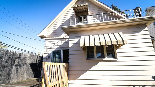 Building Photo - 3 Bedroom House