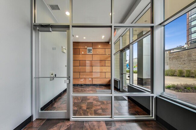 Foto del edificio - 1624 W Division St