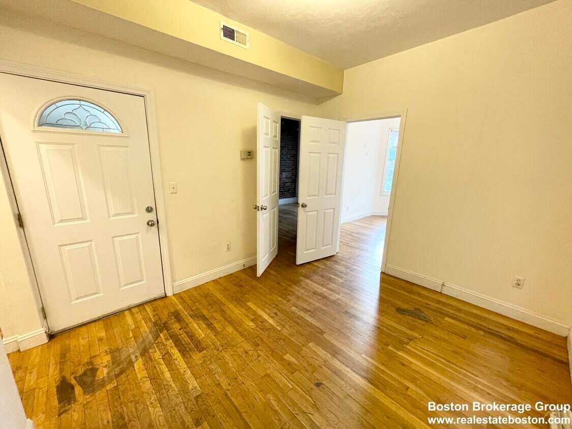 Primary Photo - 733 Parker St