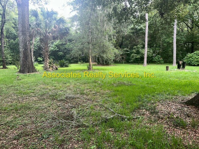 Foto del edificio - Three bedroom, two bath - 1720 Sq. ft., Acre lot