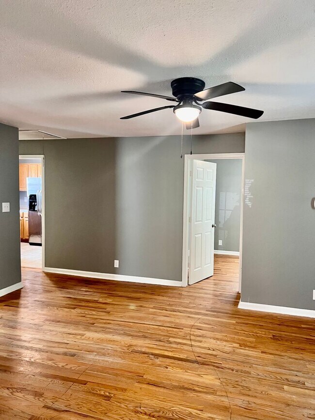 Building Photo - AVAILABLE AUGUST 14! 3 Bedroom Home Near Madison Street