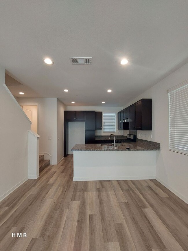 Building Photo - Charming 4 bed 2.5 bath in Anaheim! MUST S...