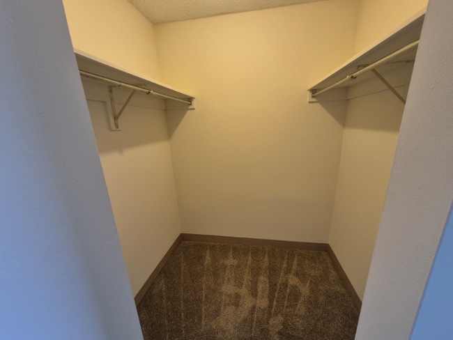 Foto del edificio - 5885 Forest View Rd