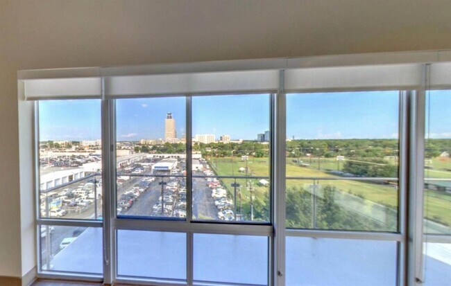 Building Photo - 10402 Town and Country Way