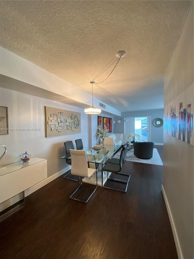Building Photo - 905 Brickell Bay Dr