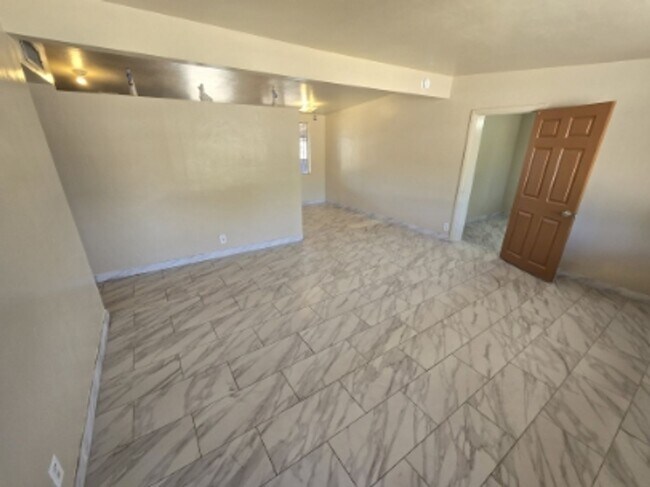 Foto del edificio - 5010 E 23rd St