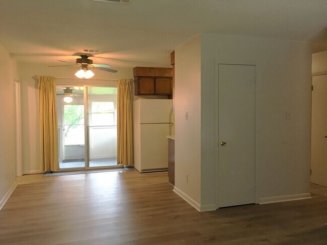 Building Photo - Charming 3 Bedroom, 2 Bath with Sunroom