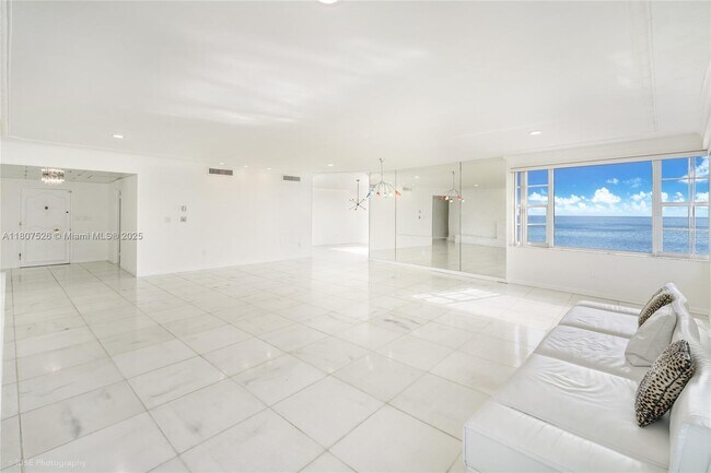 Foto del edificio - 5255 Collins Ave
